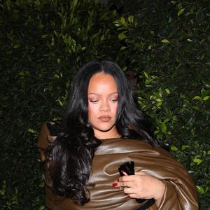 Une femme a tenté de s'en prendre à Rihanna et sa famille.

Rihanna à Santo Monica.

Photo : Backgrid USA / Bestimage
