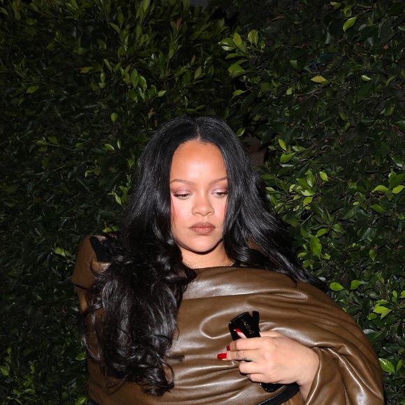Une femme a tenté de s'en prendre à Rihanna et sa famille.

Rihanna à Santo Monica.

Photo : Backgrid USA / Bestimage