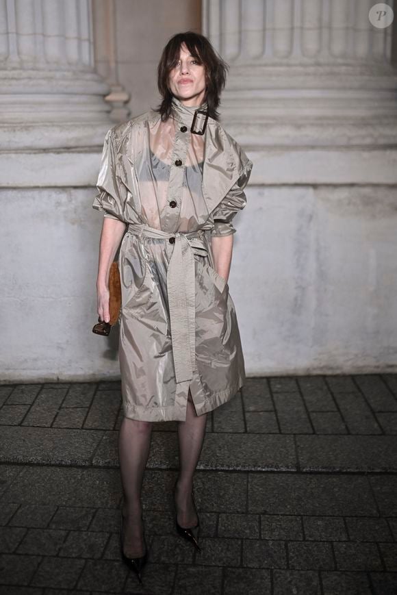 Malgré tout, Charlotte Gainsbourg et Lulu Gainsbourg qui n'ont pas grandi ensemble, restent proches. 

Charlotte Gainsbourg - Photocall du Défilé de mode Saint Laurent Collection Homme Printemps-Été 2026 dans le cadre de la Fashion Week de Paris, France, le 27 janvier 2026.
 
© Olivier Borde / Bestimage