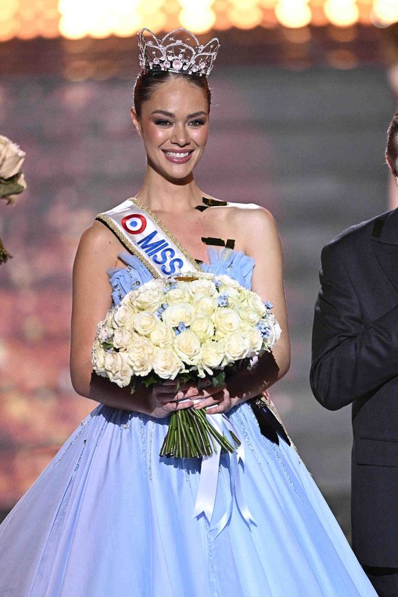 Au fil des éliminations, le top 5 s’est resserré autour de Miss Roussillon, Miss Guadeloupe, Miss Tahiti, Miss Normandie et Miss Nouvelle-Calédonie. 


Election de Miss France 2026 sur TF1. David Niviere/SIPA via Bestimage