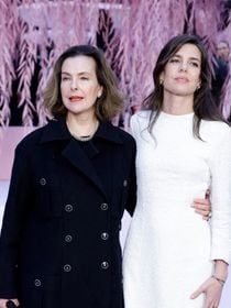 Retrouvailles entre Carole Bouquet et son ex-belle-fille Charlotte Casiraghi au défilé Chanel, un duo entouré de Vanessa Paradis et d'un célèbre rappeur