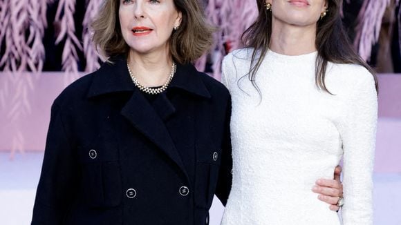Retrouvailles entre Carole Bouquet et son ex-belle-fille Charlotte Casiraghi au défilé Chanel, un duo entouré de Vanessa Paradis et d'un célèbre rappeur