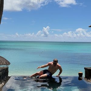 Ils séjournent au Royal Palm Beachcomber Luxury à l'île Maurice. 

Instagram @antoinedupont9