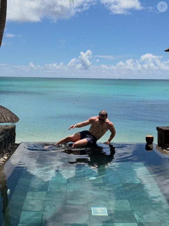 Ils séjournent au Royal Palm Beachcomber Luxury à l'île Maurice. 

Instagram @antoinedupont9