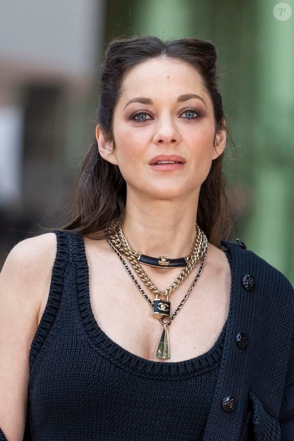 “J’ai beaucoup plus de répartie dans la vie qu’à la télé. C’est pas l’endroit que je préfère”, résume-t-elle

Marion Cotillard au défilé Chanel au Grand Palais, "Collection Haute Couture Printemps/Eté 2025" lors de la Fashion Week de Paris (PFW), le 28 janvier 2025. 
© Olivier Borde / Bestimage