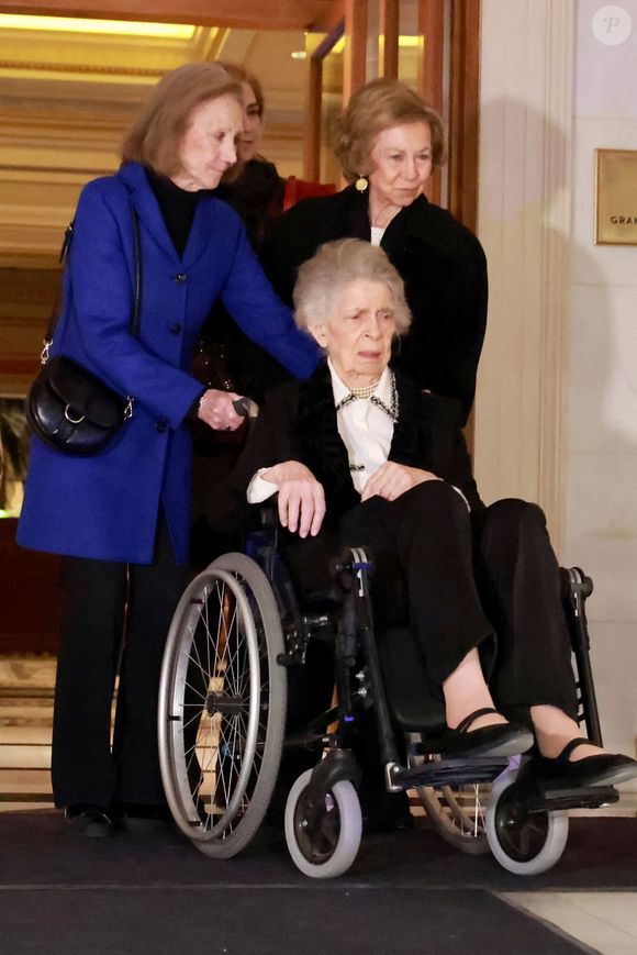 La reine Sofia d'Espagne (la reine Sofia) avec sa sœur la princesse Irene (la princesse Irene de Grèce) et sa fille l'infante Christina (l'infante Cristina d'Espagne) quittant l'hôtel pour le dîner précédant le mariage du prince Nikolaos avec Chrisi Vardinogianni. Photo par Backgrid UK/ Bestimage