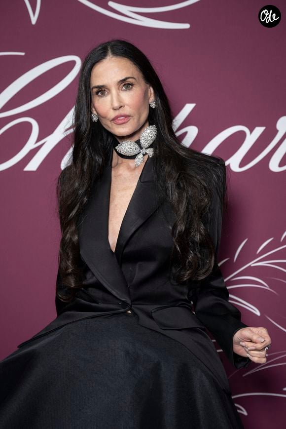 À 63 ans, l’actrice est reconnaissable entre mille grâce à son élégance et à sa longue chevelure brune et lisse.

Demi Moore - Photocall de la soirée « Chopard Miracle Gala Evening » lors du 79ème Festival International du Film de Cannes. Le 18 mai 2026
© Olivier Borde / Bestimage