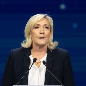 Marine Le Pen, leader du Rassemblement National, prend la parole lors du sommet des Patriotes à l'hôtel Marriott Auditorium, le 8 février 2025, à Madrid (Espagne). Vox a organisé à Madrid un sommet des "Patriotes", une formation qui regroupe les partis politiques du groupe homonyme au Parlement européen. La réunion se tiendra les 7 et 8 février et rassemblera certains des dirigeants de l'extrême droite européenne. ©Ricardo Rubio / Europa Press
