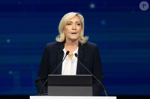 Marine Le Pen, leader du Rassemblement National, prend la parole lors du sommet des Patriotes à l'hôtel Marriott Auditorium, le 8 février 2025, à Madrid (Espagne). Vox a organisé à Madrid un sommet des "Patriotes", une formation qui regroupe les partis politiques du groupe homonyme au Parlement européen. La réunion se tiendra les 7 et 8 février et rassemblera certains des dirigeants de l'extrême droite européenne. ©Ricardo Rubio / Europa Press