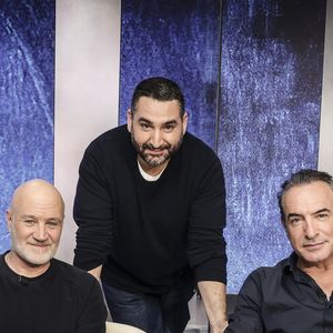 Exclusif -  Mouloud Achour, Jean Dujardin, Jan Kounen, sur le plateau de Clique présenté par M.Achour, et diffusé sur Canal + le 27 octobre 2025, à Paris, France, le 21 octobre 2025. © Jack Tribeca/Bestimage