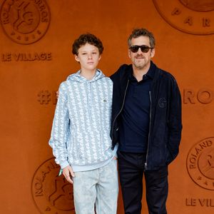 Guillaume Canet et son fils Marcel au village lors des Internationaux de France de Tennis de Roland Garros 2025, à Paris, France, le 8 juin 2025. © Cyril Moreau/Bestimage