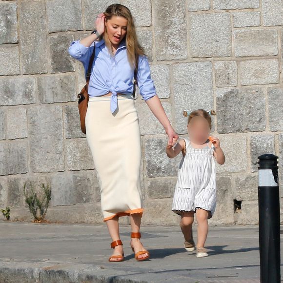 "Elle est tellement reconnaissante envers la femme merveilleuse qui a aidé à faire entrer Oonagh dans sa vie", avait notamment révélé un initié aux équipes de Page Six. 

Amber Heard et sa fille Oonagh Paige Heard se promènent dans les rues de Madrid le 23 septembre 2024.