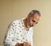 Avec ce nouveau livre, Ottolenghi poursuit sa volonté de proposer une cuisine accessible au quotidien, pensée pour s’intégrer aux vies très occupées.

Yotam Ottolenghi, chef mondialement connu.