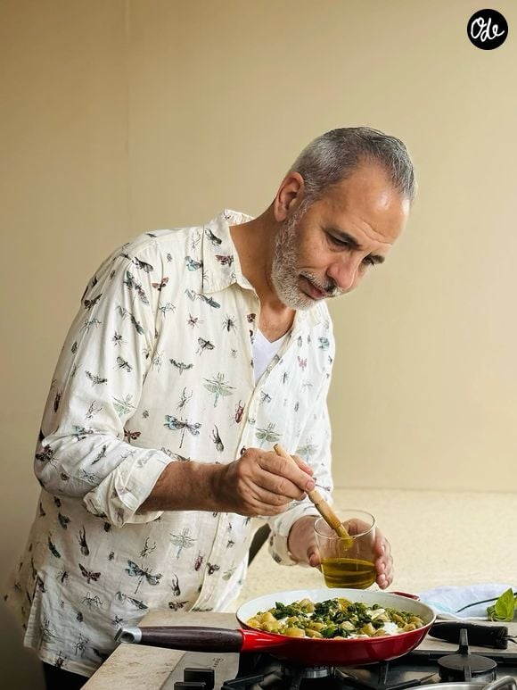 Avec ce nouveau livre, Ottolenghi poursuit sa volonté de proposer une cuisine accessible au quotidien, pensée pour s’intégrer aux vies très occupées.

Yotam Ottolenghi, chef mondialement connu.