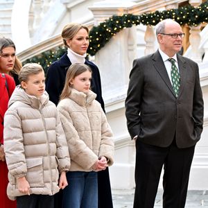 Le prince Albert II de Monaco, la princesse Charlene et leurs enfants la princesse Gabriella et le prince héréditaire Jacques ont accueilli les enfants monégasque pour le traditionnel arbre de Noël du Palais à Monaco, le 17 décembre 2025. La famille princière a assisté à un spectacle dans la cour d'honneur du Palais puis a distribué cadeaux et friandises avec l'aide de la princesse Stéphanie de Monaco, et de ses enfants, Louis Ducruet et Camille Gottlieb. © Bruno Bebert/Bestimage