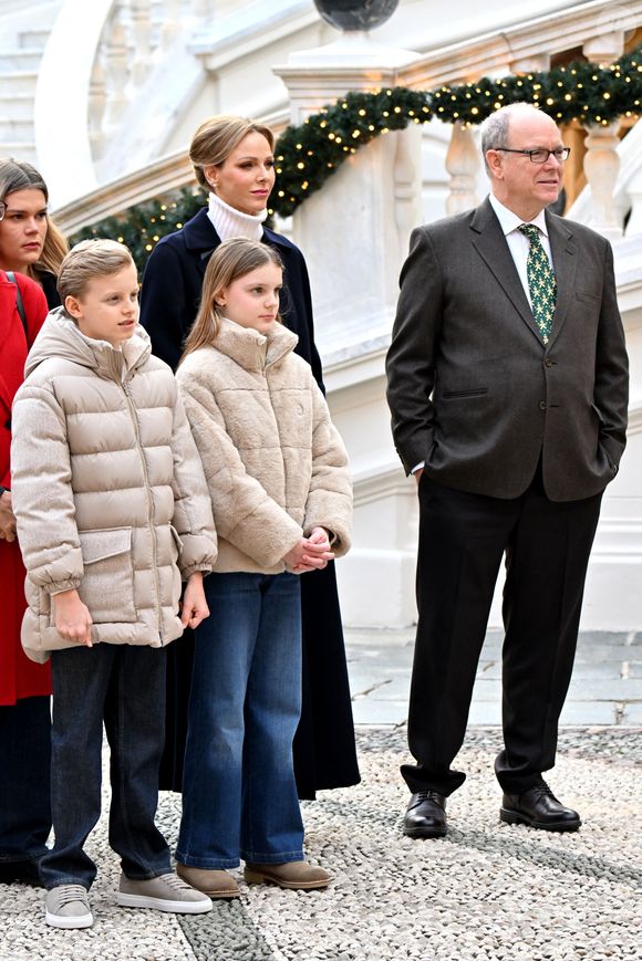 Le prince Albert II de Monaco, la princesse Charlene et leurs enfants la princesse Gabriella et le prince héréditaire Jacques ont accueilli les enfants monégasque pour le traditionnel arbre de Noël du Palais à Monaco, le 17 décembre 2025. La famille princière a assisté à un spectacle dans la cour d'honneur du Palais puis a distribué cadeaux et friandises avec l'aide de la princesse Stéphanie de Monaco, et de ses enfants, Louis Ducruet et Camille Gottlieb. © Bruno Bebert/Bestimage