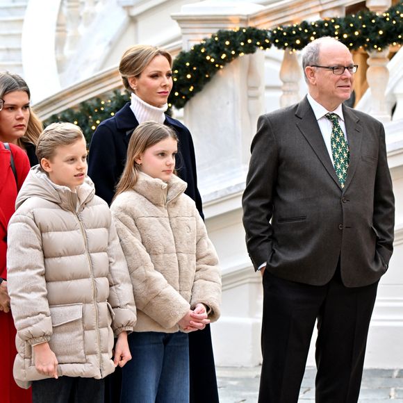 Le prince Albert II de Monaco, la princesse Charlene et leurs enfants la princesse Gabriella et le prince héréditaire Jacques ont accueilli les enfants monégasque pour le traditionnel arbre de Noël du Palais à Monaco, le 17 décembre 2025. La famille princière a assisté à un spectacle dans la cour d'honneur du Palais puis a distribué cadeaux et friandises avec l'aide de la princesse Stéphanie de Monaco, et de ses enfants, Louis Ducruet et Camille Gottlieb. © Bruno Bebert/Bestimage