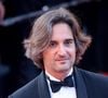 Suite à ce drame, il a refusé de toucher aux addictions : "J'ai dû fumer un quart de cigarette".
Dimitri Rassam à la montée des marches du film "Mission Impossible : The Final Reckoning" lors du 78ème Festival International du Film de Cannes, au Palais des Festivals à Cannes, le 14 mai 2025.
Photo : Jacovides-Moreau / Bestimage