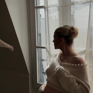 Aujourd’hui, elle s’apprête à accueillir un bébé dans ce lieu symbole de renouveau.
Capture instagram @kellyvedovelli