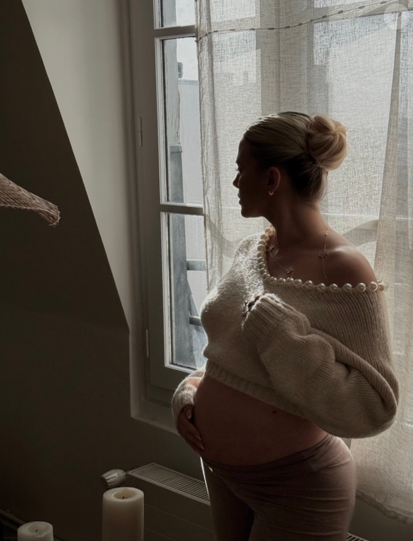 Aujourd’hui, elle s’apprête à accueillir un bébé dans ce lieu symbole de renouveau.

Capture instagram @kellyvedovelli