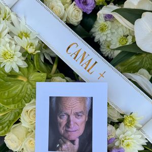 La gerbe de Canal + - Arrivées aux obsèques de Philippe Labro en l'église de Saint-Germain-des-Prés à Paris le 13 juin 2025. © Dominique Jacovides - Christophe Clovis / Bestimage