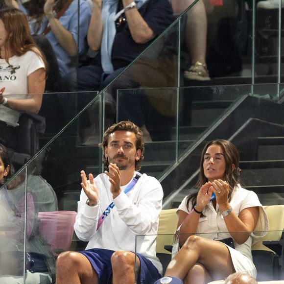 Antoine Griezmann et sa femme Erika Choperena assistent aux épreuve de gymnastique artistique lors des Jeux Olympiques de Paris 2024 (JO) au Palais omnisports Bercy Arena, à Paris, France, le 28 juillet 2024. © Jacovides-Perusseau/Bestimage