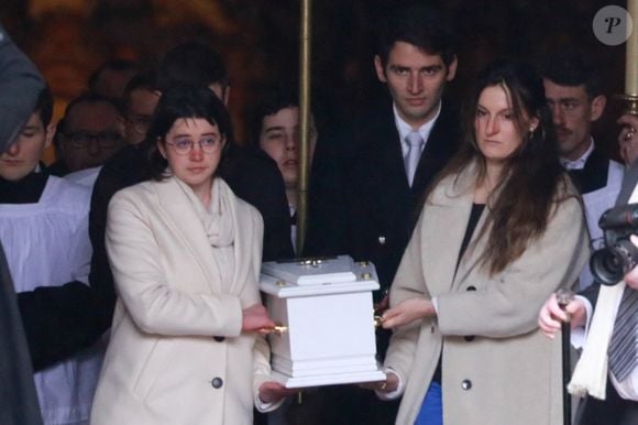 Les parents de Emile, Marie et Colomban portent le petit cercueil - Obsèques du petit Emile à la basilique Sainte-Marie-Madeleine de Saint-Maximin-la-Sainte-Baume dans le Var le 8 février 2025.
© Franz Chavaroche / Bestimage