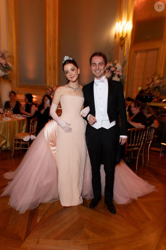 Exclusif - Reagan Sacks ( robe Schiaparelli Haute Couture ) et son cavalier Jason Schwarz  - Défilé au Bal 2025 des débutantes à l’hôtel Shangri-La Paris le 29 novembre 2025. Le Bal / Moreau / Borde / Bestimage