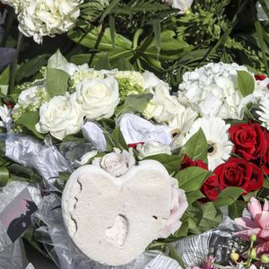 Illustration de la tombe de Johnny Hallyday au cimetière de Lorient sur l'Ile Saint-Barthélemy le 11 décembre 2017. La tombe est ornée du traditionnel coeur de Saint Barth en pierre pour l'éternité.