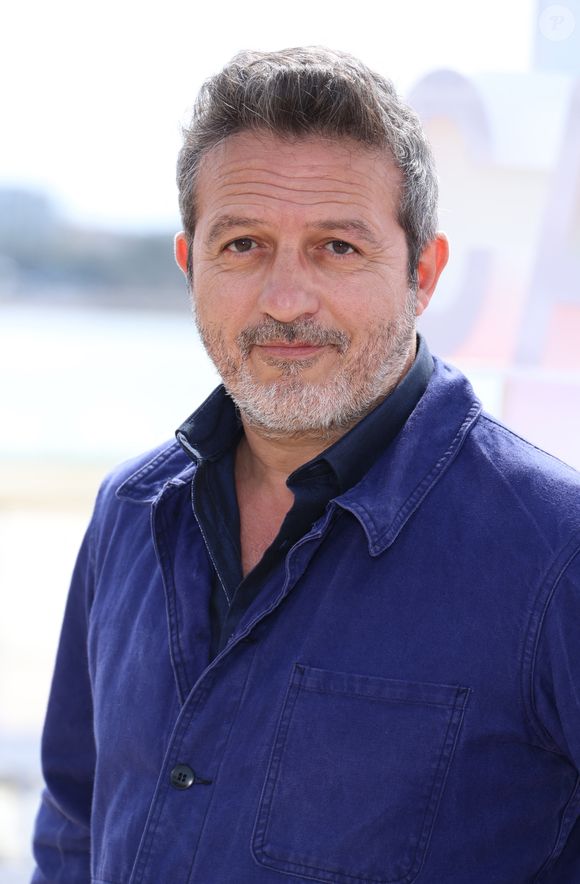 En interview pour "Purepeople.com", il se confie justement sur le sujet.

Farouk Bermouga - Photocall de "Demain nous appartient" lors du 7ème festival international Canneséries à Cannes, le 6 avril 2024. 
© Denis Guignebourg / Bestimage