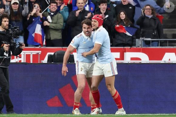 Le joueur a été décisif lors de France-Angleterre le 14 mars 2026 au Stade de France, dans le cadre du Tournoi des Six Nations

Essai de Louis Bielle-Biarrey (France) - Antoine Dupont (France) - Match de rugby du Tournoi des Six Nations : La France l'emporte sur l'Angleterre 48 - 46 au Stade de France à Saint-Denis le 14 mars 2026.

© Michael Baucher / PsnewZ / Bestimage