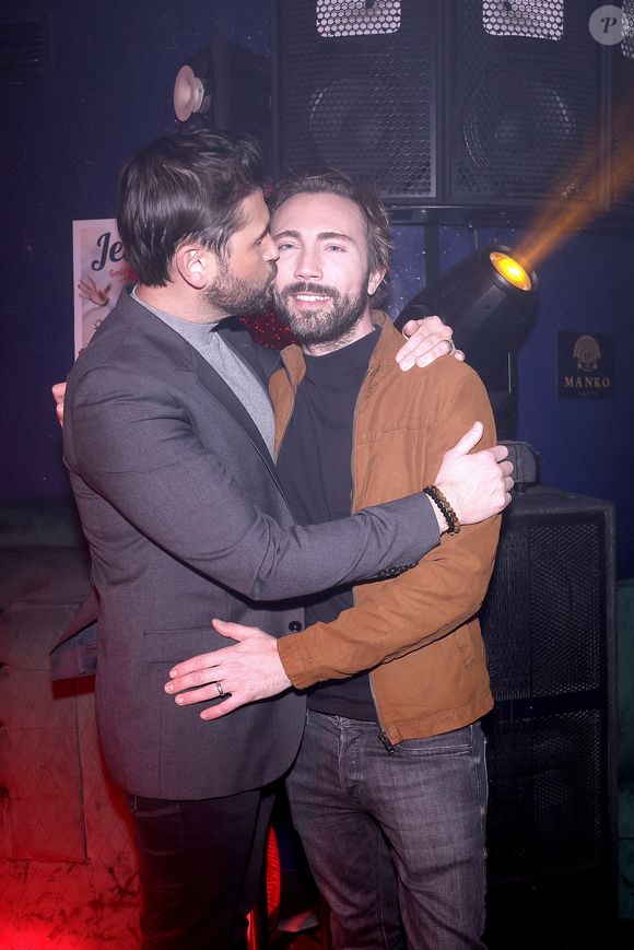 Christophe Beaugrand et son mari Ghislain Gerin à la 150 ème du spectacle "Tombé du ciel" de Jeanfi Janssens à la Comédie des Champs Elysées à Paris le 13 février 2025. Spectacle suivi d'une réception Restaurant Manko. © Cédric Perrin / Bestimage