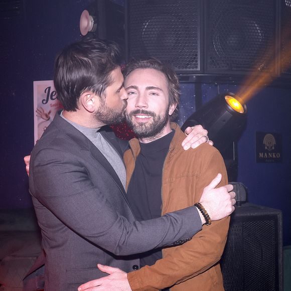 Christophe Beaugrand et son mari Ghislain Gerin à la 150 ème du spectacle "Tombé du ciel" de Jeanfi Janssens à la Comédie des Champs Elysées à Paris le 13 février 2025. Spectacle suivi d'une réception Restaurant Manko. © Cédric Perrin / Bestimage