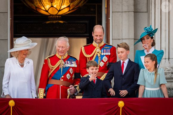 (de gauche à droite) La reine Camilla, le roi Charles III, le prince Louis, le prince de Galles, le prince George, la princesse de Galles et la princesse Charlotte sur le balcon du palais de Buckingham, à Londres, pour assister au défilé aérien qui suit la cérémonie de la montée des couleurs dans le centre de Londres, à l'occasion de l'anniversaire officiel du roi Charles III.  Le 14 juin 2025. Photo by Aaron Chown/PA Wire/ABACAPRESS.COM