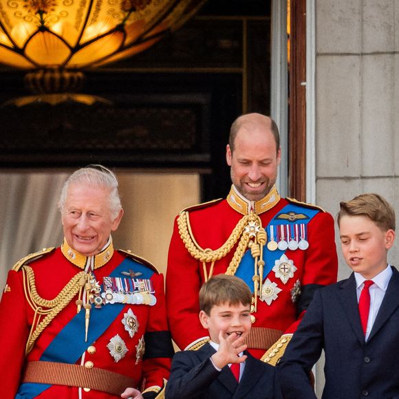 (de gauche à droite) La reine Camilla, le roi Charles III, le prince Louis, le prince de Galles, le prince George, la princesse de Galles et la princesse Charlotte sur le balcon du palais de Buckingham, à Londres, pour assister au défilé aérien qui suit la cérémonie de la montée des couleurs dans le centre de Londres, à l'occasion de l'anniversaire officiel du roi Charles III.  Le 14 juin 2025. Photo by Aaron Chown/PA Wire/ABACAPRESS.COM