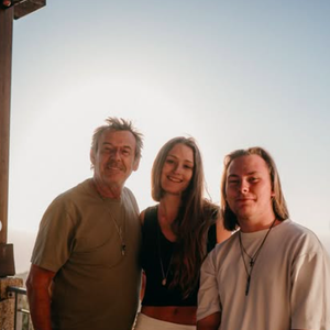 Jean-Luc Reichmann peut être fer de ses aînés, lui qui ne souhaitait pas qu'ils fassent de la télé est rassuré : sa fille Rosalie gravit les échelons dans la mode, son fils Swann est DJ et étudiant...

Jean-Luc Reichmann avec ses enfants Swann Reichmann et Rosalie Reichmann. Photo publiée le 31 août 2025.