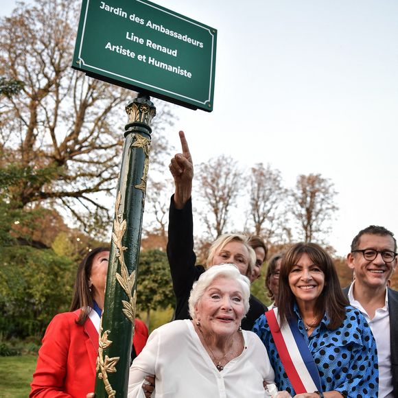 Muriel Robin, Dany Boon, la chanteuse et actrice française Line Renaud (C), en compagnie de la maire de Paris Anne Hidalgo (2R), à côté de la pancarte du nouveau jardin après l'inauguration du "Jardin des Ambassadeurs-Line Renaud" à Paris, France, le 2 octobre 2023. Photo by Firas Abdullah/ABACAPRESS.COM