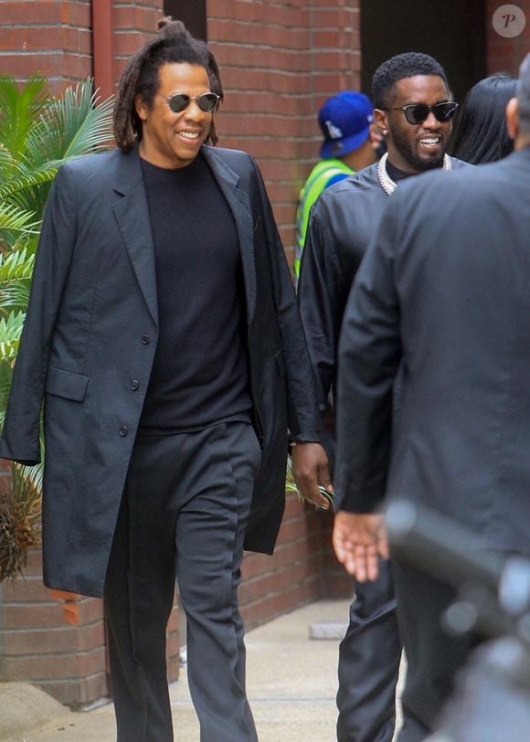 Les deux artistes sont aujourd'hui cités dans une plainte pour des faits de viol

Jay-Z et Sean Combs (Puff Daddy, Puffy, Diddy, P. Diddy) arrivent à la cérémonie de l'étoile de DJ Khaled sur le Walk of Fame à Los Angeles, le 11 avril 2022.