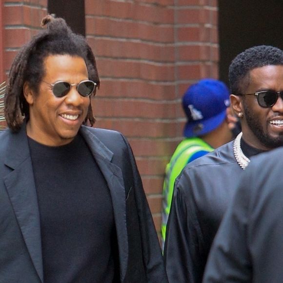 Les deux artistes sont aujourd'hui cités dans une plainte pour des faits de viol

Jay-Z et Sean Combs (Puff Daddy, Puffy, Diddy, P. Diddy) arrivent à la cérémonie de l'étoile de DJ Khaled sur le Walk of Fame à Los Angeles, le 11 avril 2022.