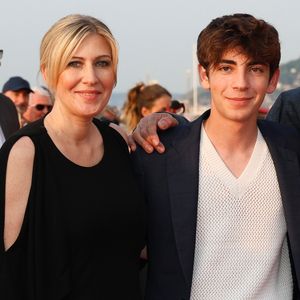 Quelques semaines avant l'événement, Amanda Sthers avait déjà annoncé sa présence en réagissant à une publication du festival.

Amanda Sthers et Léon Hesby sur le tapis rouge du prix du court métrage lors du 37ème festival du film de Cabourg (37ème journées romantiques du 14 au 18 juin 2023), à Cabourg, France, le 16 juin 2023. © Coadic Guirec/Bestimage