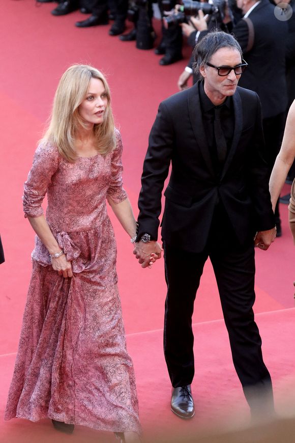 Vanessa Paradis,  Samuel Benchetrit (réalisateur) - Montée des marches du film « De son vivant » lors du 74ème Festival International du Film de Cannes. Le 10 juillet 2021
© Borde-Jacovides-Moreau / Bestimage
