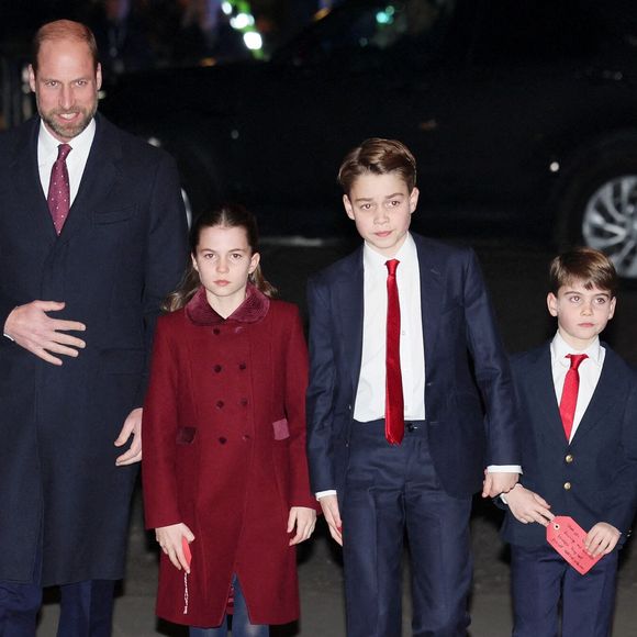 Le prince William, prince de Galles, le prince George de Galles, la princesse Charlotte de Galles et le prince Louis de Galles au Together At Christmas Carol Service à l'abbaye de Westminster à Londres © Alpha Press/Bestimage