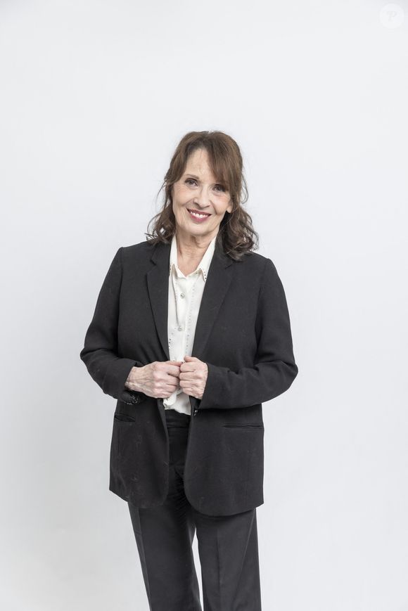 bien que la star des Nuls ait été souvent absente durant son enfance en raison de son métier.

Chantal Lauby - Jour 3 - Studio - Enregistrement de l'émission "Le grand restaurant,  la guerre de l’étoile », diffusée le 15 décembre sur M6
© Cyril Moreau / Bestimage
Sur une idée de P.Palmade, un casting 5 étoiles. Fort de son succès, « Le Grand Restaurant » est de retour pour une soirée exceptionnelle sur M6, avec les plus grands noms de la scène et du cinéma français, ainsi que des grands talents de la nouvelle génération, dans un nouvel opus baptisé « La guerre de l’étoile ».
Pour cette nouvelle année, le directeur du Grand Restaurant voit les choses en grand pour tenter d’obtenir la fameuse étoile du célèbre guide Michalon ! Et pour cela, il s’installe au pied de la Tour Eiffel. 
Pierre fait face à un critique culinaire (A.Astier) sans scrupule qui va lui proposer un accord pour le moins douteux : limoger son Chef historique en échange de cette fameuse étoile. Le directeur du Grand Restaurant acceptera-t-il ? 
Entre humour et émotion, laissez-vous porter par plus de 40 comédiens, les plus grands noms du théâtre et du cinéma français.