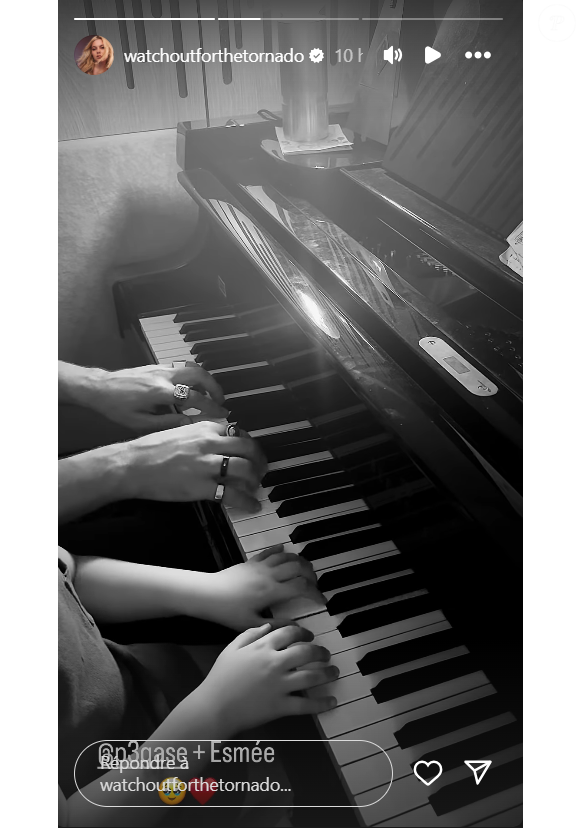 La fille de Louane, Esmée, et son compagnon, Florian Rossi en train de jouer au piano.