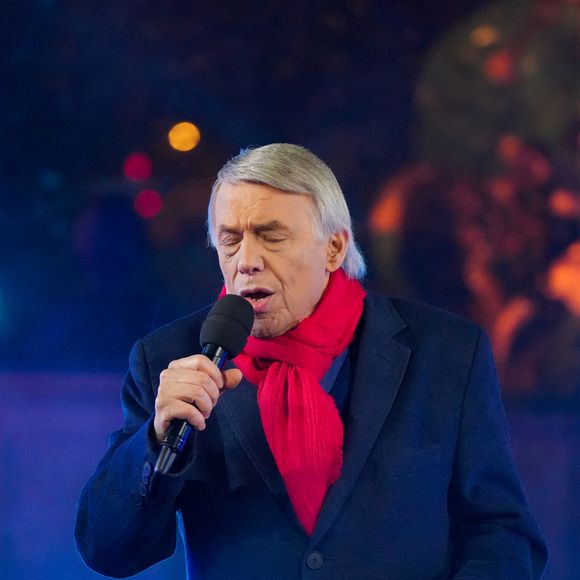 Lors de ces retrouvailles dans la maison d’Uccle du chanteur, Lily joue de la guitare tandis que son grand-père l’accompagne en lui proposant d’interpréter l’un de ses titres emblématiques. 

Exclusif - Salvatore Adamo lors de l'enregistrement de l'émission "La Grande soirée du 31 de Paris", diffusée le 31 décembre sur France 2, sur la place de la Concorde à Paris, France, le 24 novembre 2025. © Guebey-Tribeca/Bestimage