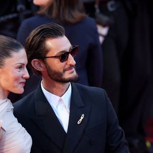 Pierre Niney et sa compagne Natasha Andrews - Montée des marches du film " Histoires parallèles " lors du 79ème Festival International du Film de Cannes, le 14 mai 2026. © Jacovides-Moreau / Bestimage