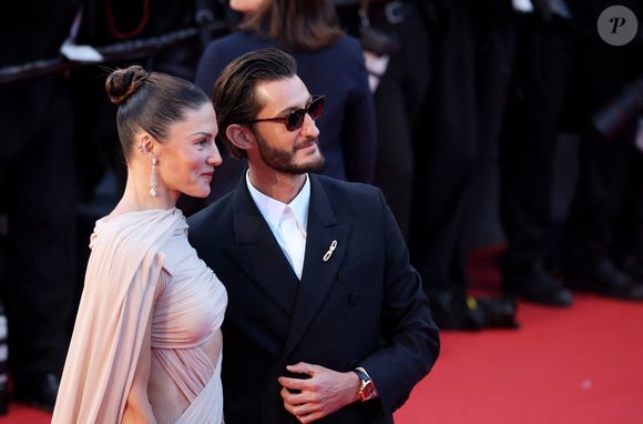 Pierre Niney et sa compagne Natasha Andrews - Montée des marches du film " Histoires parallèles " lors du 79ème Festival International du Film de Cannes, le 14 mai 2026. © Jacovides-Moreau / Bestimage