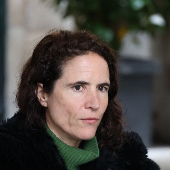 Une adolescence qu'elle a dû vivre sans jamais pouvoir dire qui était son père. Et pour cause : l'ancien président de la République, marié à Danielle Mitterrand, menait une double vie que les Français ne soupçonnaient pas avec sa maman, Anne Pingeot.

Mazarine Mitterrand Pingeot lors de la cérémonie d'enterrement de Frédéric Mitterrand à l'église Saint-Thomas d'Aquin à Paris, France, le 26 mars 2024.