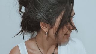 Ralentir la pousse des cheveux blancs efficacement : Découvrez les 3 techniques à adopter au quotidien