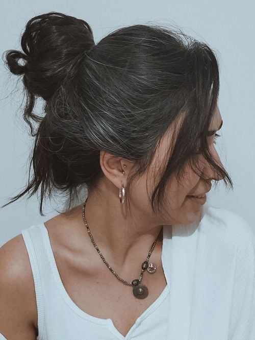 Ralentir la pousse des cheveux blancs efficacement : Découvrez les 3 techniques à adopter au quotidien